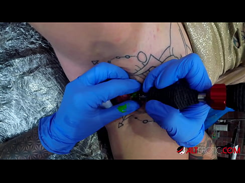 ❤️ Extremamente tatuada, a brasa Sully Savage fez uma tatuagem em seu clítoris Sexo de qualidade em pt-br.tubeporno.xyz ❌️❤